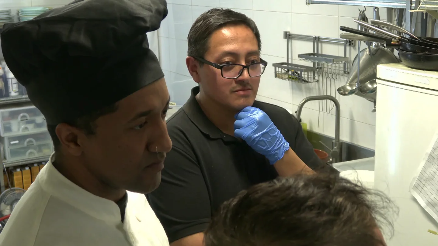 Daniel, jefe de cocina del 'Yami y Jani', reconoce su error a Chicote: "El que ha hecho eso es un asesino y se llama Daniel" Daniel, jefe de cocina del 'Yami y Jani', reconoce su error a Chicote: "El que ha hecho eso es un asesino y se llama Daniel"