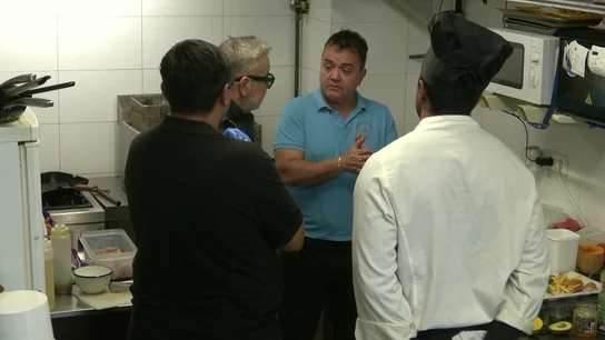 El dueño del 'Yami y Jani' confiesa que no siempre se lava las manos tras ir al baño y Chicote estalla: "Eres más guarro de lo que pensaba" El dueño del 'Yami y Jani' confiesa que no siempre se lava las manos tras ir al baño y Chicote estalla: "Eres más guarro de lo que pensaba"
