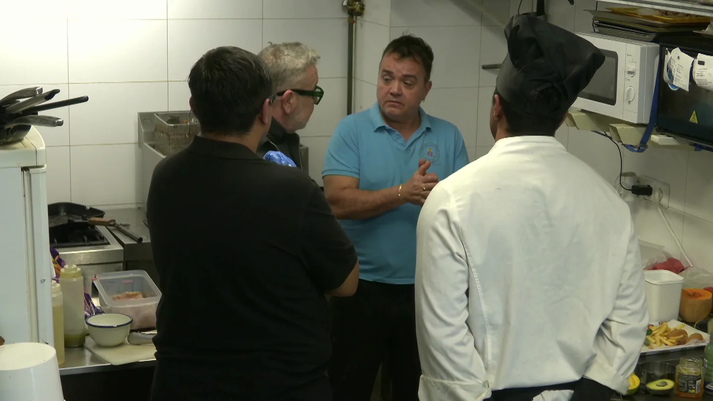 El dueño del 'Yami y Jani' confiesa que no siempre se lava las manos tras ir al baño y Chicote estalla: "Eres más guarro de lo que pensaba" El dueño del 'Yami y Jani' confiesa que no siempre se lava las manos tras ir al baño y Chicote estalla: "Eres más guarro de lo que pensaba"