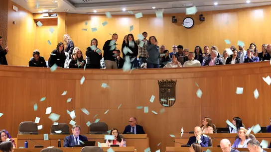 Miembros de sindicatos y asociaciones de familia lanzan octavillas contra la educación concertada Miembros de sindicatos y asociaciones de familia lanzan octavillas contra la educación concertada