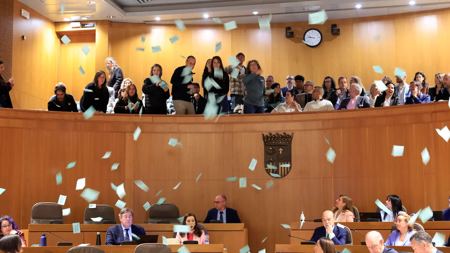 Miembros de sindicatos y asociaciones de familia lanzan octavillas contra la educación concertada Miembros de sindicatos y asociaciones de familia lanzan octavillas contra la educación concertada