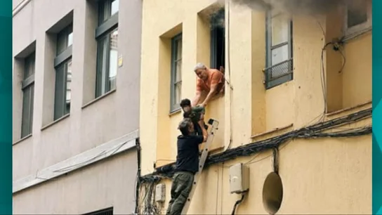 Así salvaron los héroes anónimos a la mujer y a su hijo de la casa de Barcelona donde explotó una bombona de gas Así salvaron los héroes anónimos a la mujer y a su hijo de la casa de Barcelona donde explotó una bombona de gas