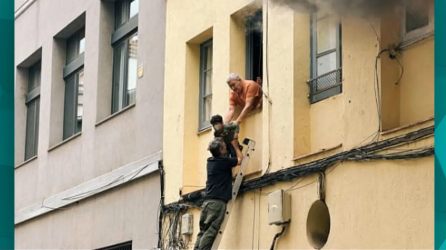 Así salvaron los héroes anónimos a la mujer y a su hijo de la casa de Barcelona donde explotó una bombona de gas Así salvaron los héroes anónimos a la mujer y a su hijo de la casa de Barcelona donde explotó una bombona de gas
