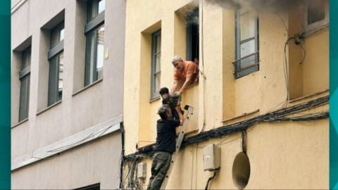 As&iacute; salvaron los h&eacute;roes an&oacute;nimos a la mujer y a su hijo de la casa de Barcelona donde explot&oacute; una bombona de gas