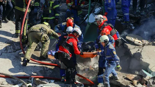 Rescatistas ucranianos transportan el cuerpo de una víctima después de que un edificio residencial de nueve pisos fuera alcanzado por un ataque ruso en Kyiv Rescatistas ucranianos transportan el cuerpo de una víctima después de que un edificio residencial de nueve pisos fuera alcanzado por un ataque ruso en Kyiv