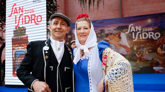 Dos personas vestidas de chulapos asisten a la presentaci&oacute;n de la programaci&oacute;n de las Fiestas de San Isidro 2026, en el Museo de Historia de Madrid. 