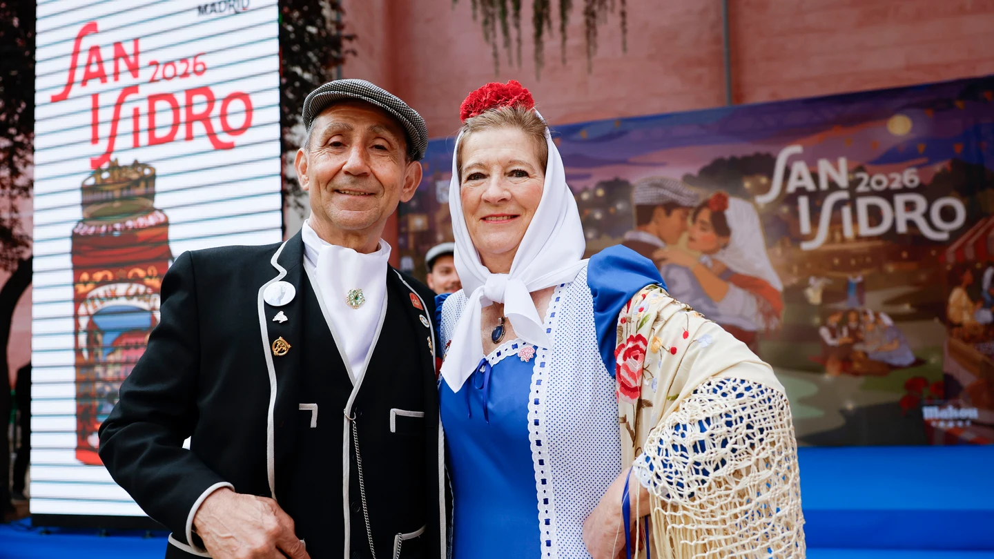 Dos personas vestidas de chulapos asisten a la presentación de la programación de las Fiestas de San Isidro 2026, en el Museo de Historia de Madrid. Dos personas vestidas de chulapos asisten a la presentación de la programación de las Fiestas de San Isidro 2026, en el Museo de Historia de Madrid.