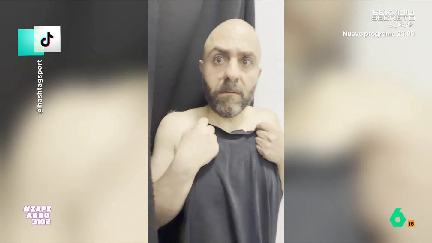 La indescriptible cara de un hombre cuando una chica se cuela en su probador: "Ha visto pasar su vida delante de sus ojos" La reacción de un hombre al ver cómo una chica irrumpe en su probador se ha convertido en viral. Un gesto que los zapeadores comentan en este vídeo.