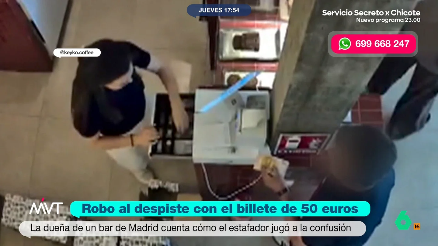 Una hostelera graba el momento exacto en el que le timan con el engaño del billete de 50 euros La dueña de una cafetería compartía en sus redes sociales el vídeo en el que un hombre le tima con un billete de 50 euros. Así es este truco que parece burdo, pero en el que suelen caer los comerciantes.