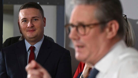 El secretario de Salud brit&aacute;nico, Wes Streeting, observa mientras el primer ministro brit&aacute;nico, Keir Starmer, pronuncia un discurso