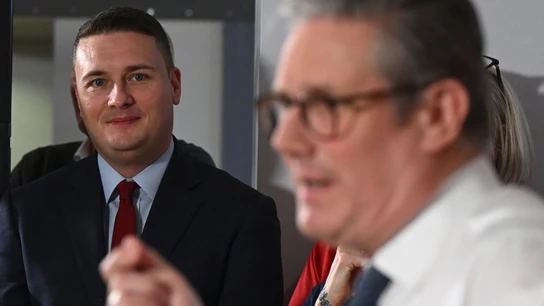 El secretario de Salud británico, Wes Streeting, observa mientras el primer ministro británico, Keir Starmer, pronuncia un discurso El secretario de Salud británico, Wes Streeting, observa mientras el primer ministro británico, Keir Starmer, pronuncia un discurso