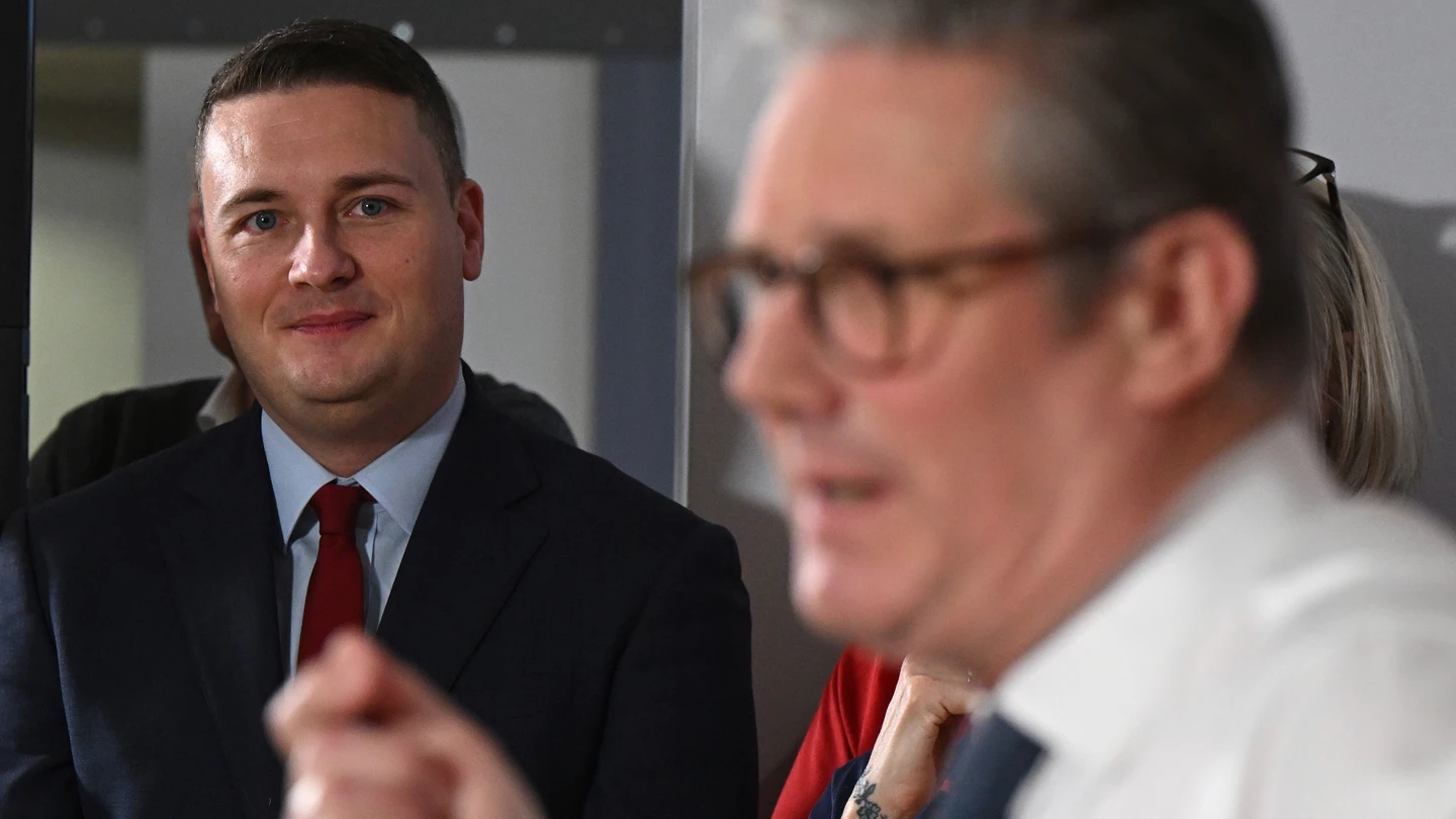 El secretario de Salud británico, Wes Streeting, observa mientras el primer ministro británico, Keir Starmer, pronuncia un discurso El secretario de Salud británico, Wes Streeting, observa mientras el primer ministro británico, Keir Starmer, pronuncia un discurso