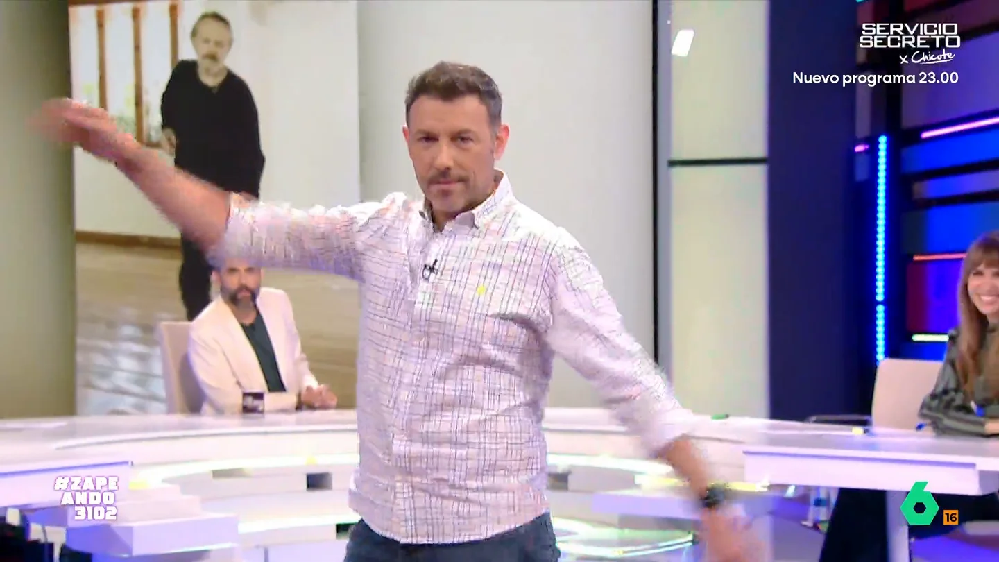 Iñaki Urrutia imita el "baile contenido" de Miguel Bosé: "Cuando se tiene, se tiene..." El cantante ha subido un vídeo a sus redes sociales en el que se le puede ver bailando y el zapeador se anima a imitar su baile. Descubre el resultado en el vídeo principal.