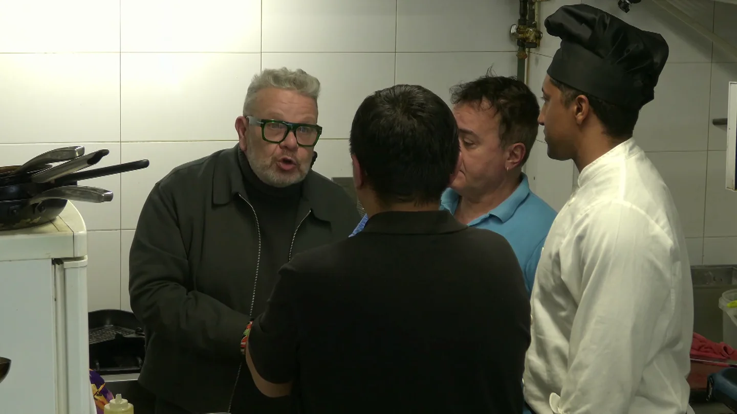 "Es para mandar a un tío al hospital": Chicote explota al ver que se "pasan por el forro de los cojones" la higiene en el 'Yami y Jani' "Es para mandar a un tío al hospital": Chicote explota al ver que se "pasan por el forro de los cojones" la higiene en el 'Yami y Jani'
