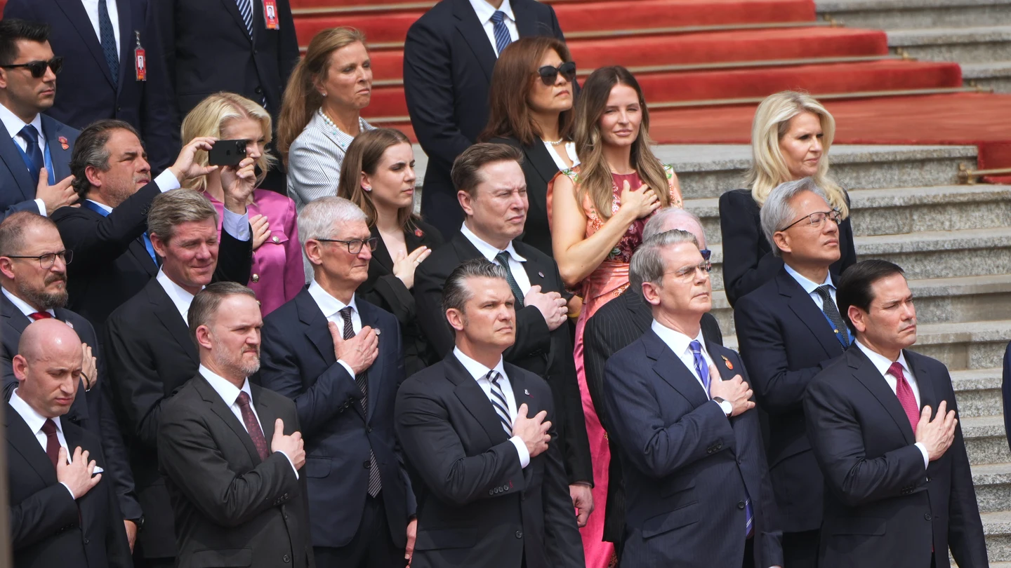 Scott Bessent, Pete Hegseth, Jamieson Greer, Stephen Miller, Elon Musk y Tim Cook, durante la visita de Trump a China Scott Bessent, Pete Hegseth, Jamieson Greer, Stephen Miller, Elon Musk y Tim Cook, durante la visita de Trump a China