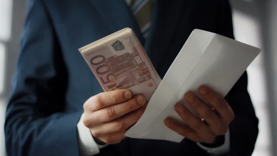Hombre contando dinero Hombre contando dinero