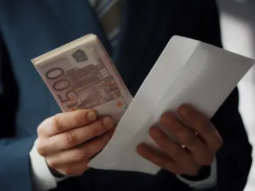 Hombre contando dinero Hombre contando dinero