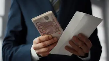 Hombre contando dinero Hombre contando dinero