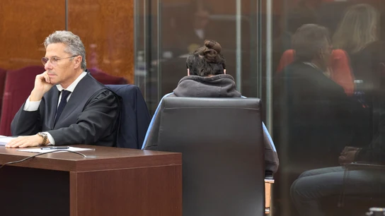 El marido de Maialen Mazón, la mujer de 32 años que estaba embarazada de gemelos cuando fue asesinada en mayo de 2023, junto a su abogado El marido de Maialen Mazón, la mujer de 32 años que estaba embarazada de gemelos cuando fue asesinada en mayo de 2023, junto a su abogado