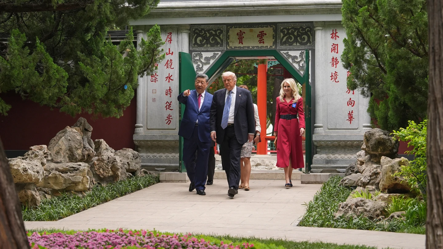 El presidente de China, Xi Jinping, y el de Estados Unidos, Donald Trump, de paseo en la Ciudad Prohibida. El presidente de China, Xi Jinping, y el de Estados Unidos, Donald Trump, de paseo en la Ciudad Prohibida.