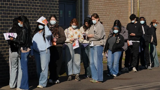 Estudiantes hacen cola en el campus de la Universidad de Kent, en Canterbury, para recibir vacunas y antibióticos Estudiantes hacen cola en el campus de la Universidad de Kent, en Canterbury, para recibir vacunas y antibióticos