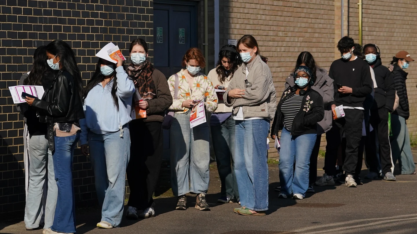 Estudiantes hacen cola en el campus de la Universidad de Kent, en Canterbury, para recibir vacunas y antibióticos Estudiantes hacen cola en el campus de la Universidad de Kent, en Canterbury, para recibir vacunas y antibióticos