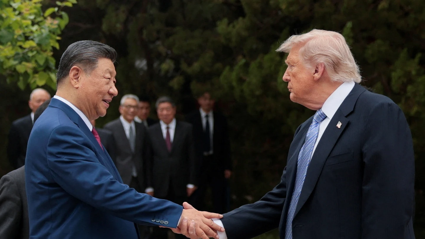 El presidente estadounidense Donald Trump estrecha la mano del presidente chino Xi Jinping al salir tras una visita al Jardín Zhongnanhai en Pekín, China, el 15 de mayo de 2026. El presidente estadounidense Donald Trump estrecha la mano del presidente chino Xi Jinping al salir tras una visita al Jardín Zhongnanhai en Pekín, China, el 15 de mayo de 2026.