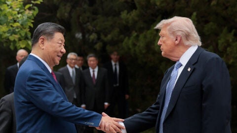 El presidente estadounidense Donald Trump estrecha la mano del presidente chino Xi Jinping al salir tras una visita al Jard&iacute;n Zhongnanhai en Pek&iacute;n, China, el 15 de mayo de 2026.