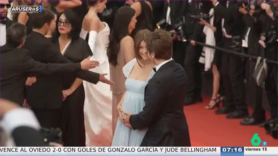 Barbara Palvin anuncia su embarazo posando con un espectacular vestido azul junto a Dylan Sprouse en Cannes Barbara Palvin anuncia su embarazo posando con un espectacular vestido azul junto a Dylan Sprouse en Cannes