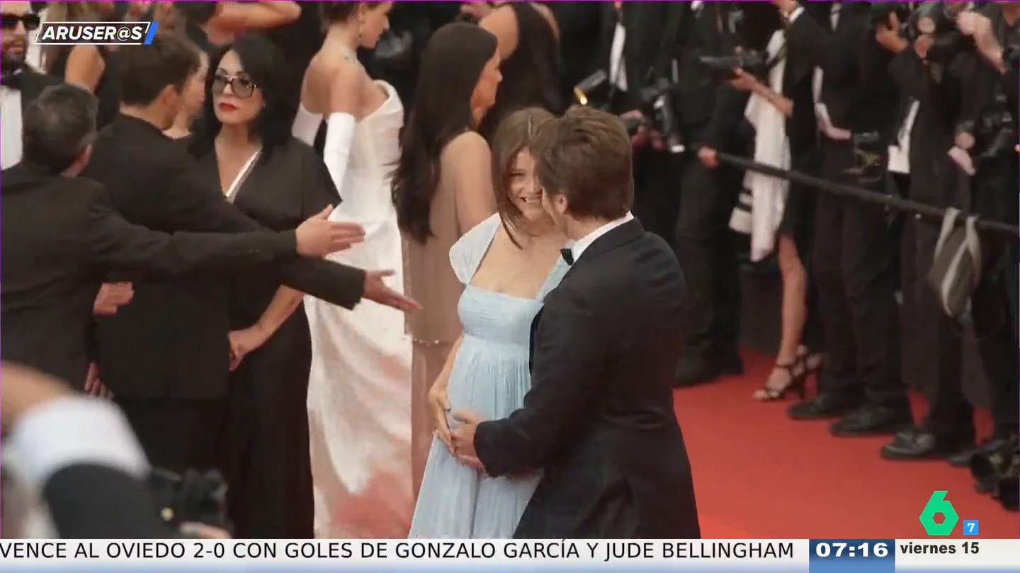 Barbara Palvin anuncia su embarazo posando con un espectacular vestido azul junto a Dylan Sprouse en Cannes Barbara Palvin anuncia su embarazo posando con un espectacular vestido azul junto a Dylan Sprouse en Cannes