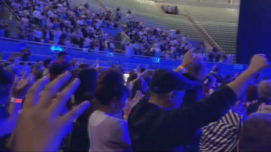 Cientos de personas se re&uacute;nen en el Palacio Vistalegre de Madrid en una cumbre evangelista: "No necesitamos droga, necesitamos la salvaci&oacute;n de Jesucristo".