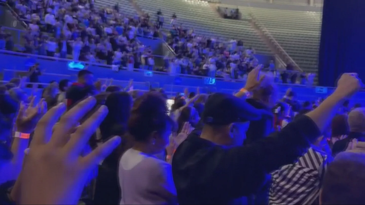 Cientos de personas se reúnen en el Palacio Vistalegre de Madrid en una cumbre evangelista: "No necesitamos droga, necesitamos la salvación de Jesucristo". Cientos de personas se reúnen en el Palacio Vistalegre de Madrid en una cumbre evangelista: "No necesitamos droga, necesitamos la salvación de Jesucristo".