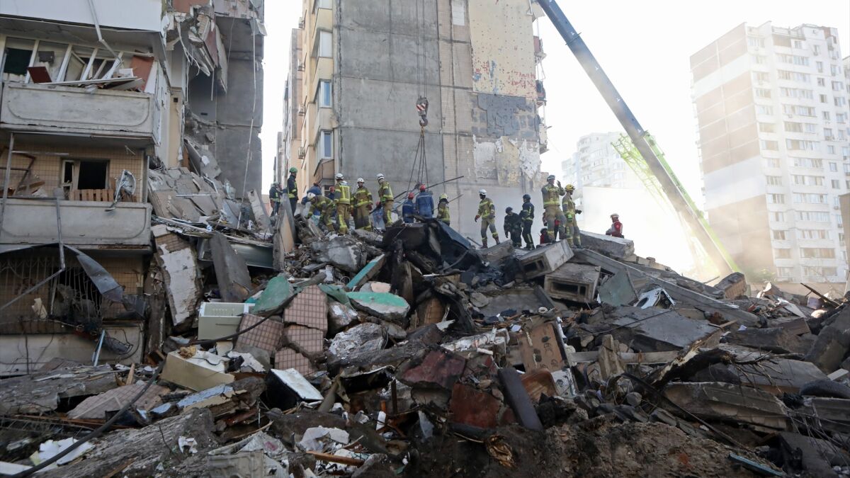 Al menos 10 muertos y 100 heridos en un intenso ataque ruso contra distintas ciudades de Ucrania