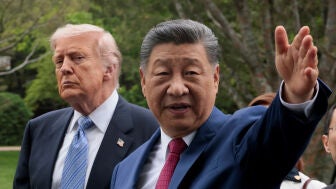 El presidente chino Xi Jinping gesticula al saludar al presidente estadounidense Donald Trump en el jard&iacute;n Zhongnanhai en Pek&iacute;n, China, el 15 de mayo de 2026.