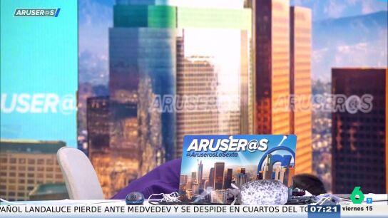 Alfonso Ar&uacute;s desvela lo que esconde Tatiana Ar&uacute;s tras la mesa de Aruser@s: "Parece que est&aacute; llamando al gato"