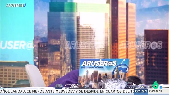 Alfonso Arús desvela lo que esconde Tatiana Arús tras la mesa de Aruser@s: "Parece que está llamando al gato" Alfonso Arús desvela lo que esconde Tatiana Arús tras la mesa de Aruser@s: "Parece que está llamando al gato"