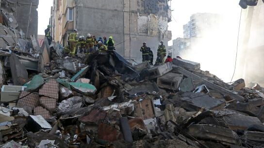 Equipos de rescate del Servicio Estatal de Emergencias retiran los escombros de un edificio