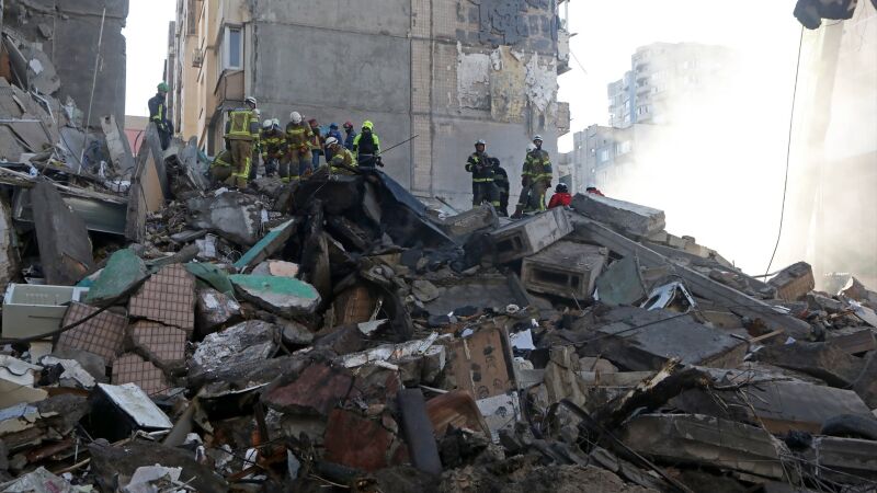 Equipos de rescate del Servicio Estatal de Emergencias retiran los escombros de un edificio