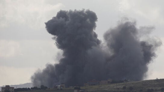 Una columna de humo en el sur de L&iacute;bano tras un ataque israel&iacute;