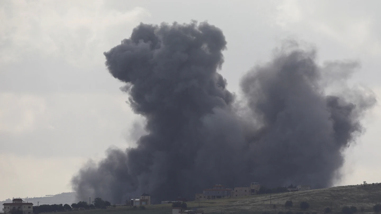 Una columna de humo en el sur de Líbano tras un ataque israelí Una columna de humo en el sur de Líbano tras un ataque israelí