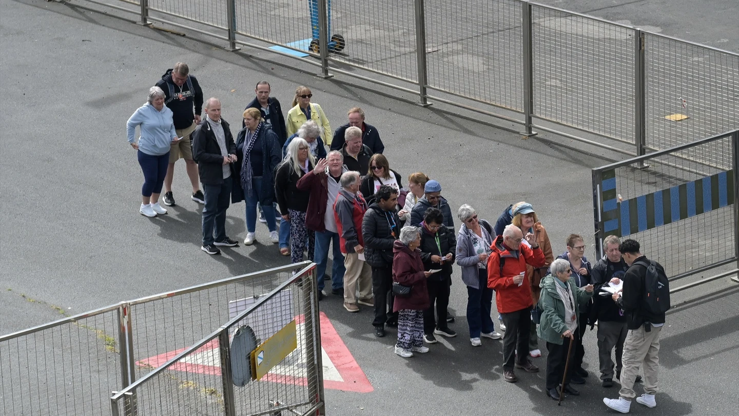 “Estamos todos bien”: los pasajeros del crucero afectado por un brote de norovirus ya pasean por A Coruña. “Estamos todos bien”: los pasajeros del crucero afectado por un brote de norovirus ya pasean por A Coruña.