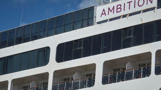 Detalle del crucero Ambition cuando estaba atracado en el puerto de Burdeos