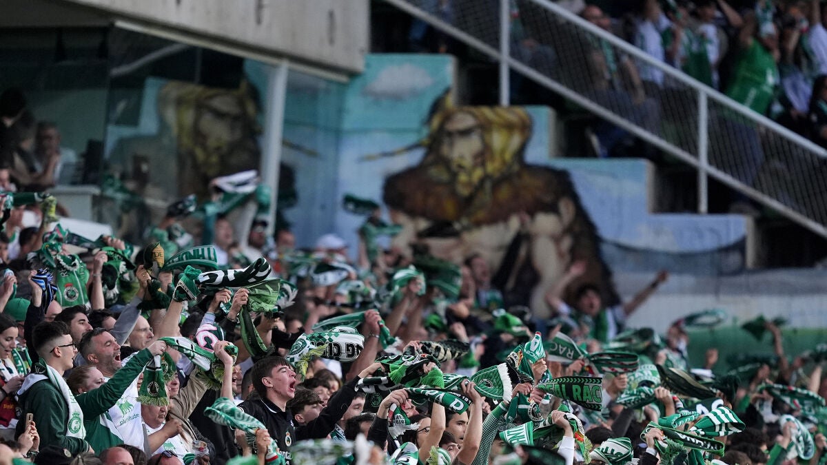 ¡Histórico! Lágrimas y una invasión tremenda tras el ascenso del Racing de Santander a Primera División