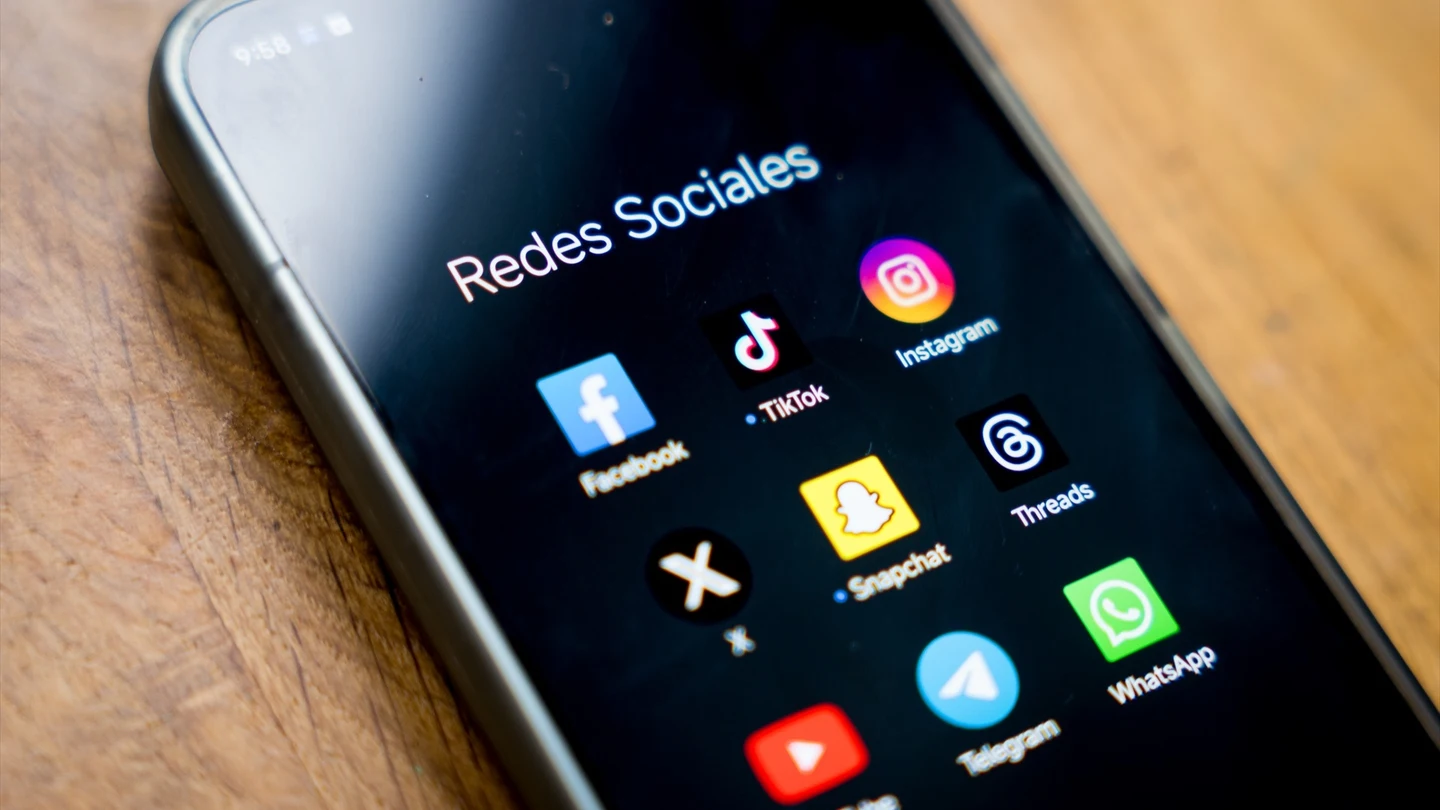 Imagen de un móvil con varias redes sociales Imagen de un móvil con varias redes sociales