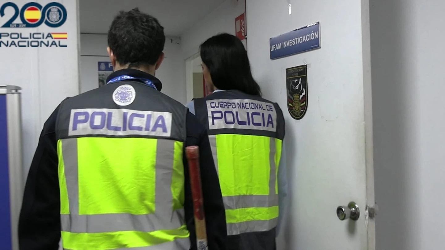 Agentes de la Policía Nacional Agentes de la Policía Nacional