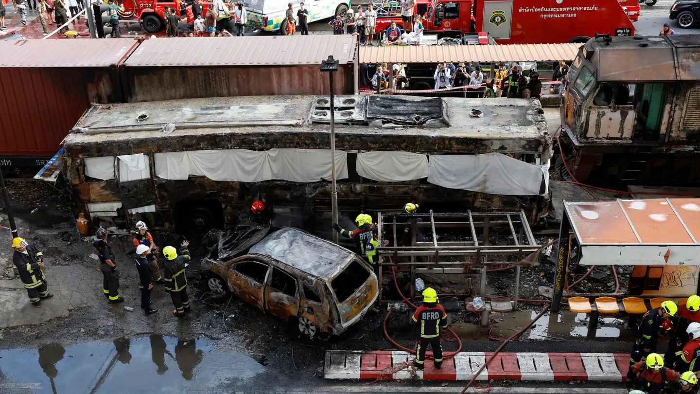 Al menos ocho muertos y decenas de heridos tras el choque de un tren con un autobús en Bangkok. Al menos ocho muertos y decenas de heridos tras el choque de un tren con un autobús en Bangkok.