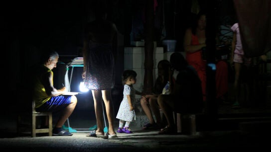 Personas esperan durante un apag&oacute;n este jueves, en La Habana (Cuba)