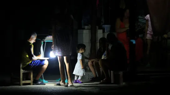 Personas esperan durante un apagón este jueves, en La Habana (Cuba) Personas esperan durante un apagón este jueves, en La Habana (Cuba)