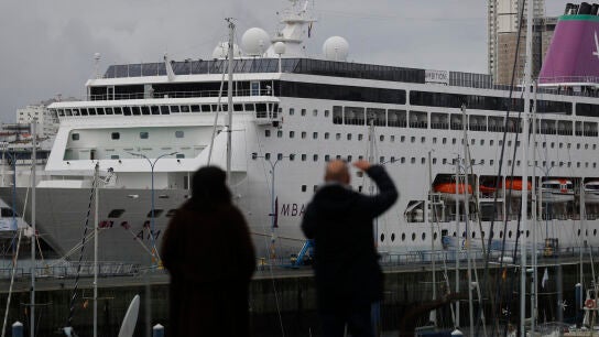 El crucero Ambition, afectado por un brote de gastroenteritis causada por un norovirus, atrac&oacute; este s&aacute;bado en el puerto espa&ntilde;ol de La Coru&ntilde;a.