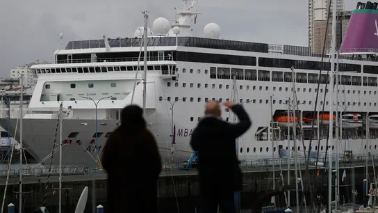 El crucero Ambition, afectado por un brote de gastroenteritis causada por un norovirus, atracó este sábado en el puerto español de La Coruña. El crucero Ambition, afectado por un brote de gastroenteritis causada por un norovirus, atracó este sábado en el puerto español de La Coruña.